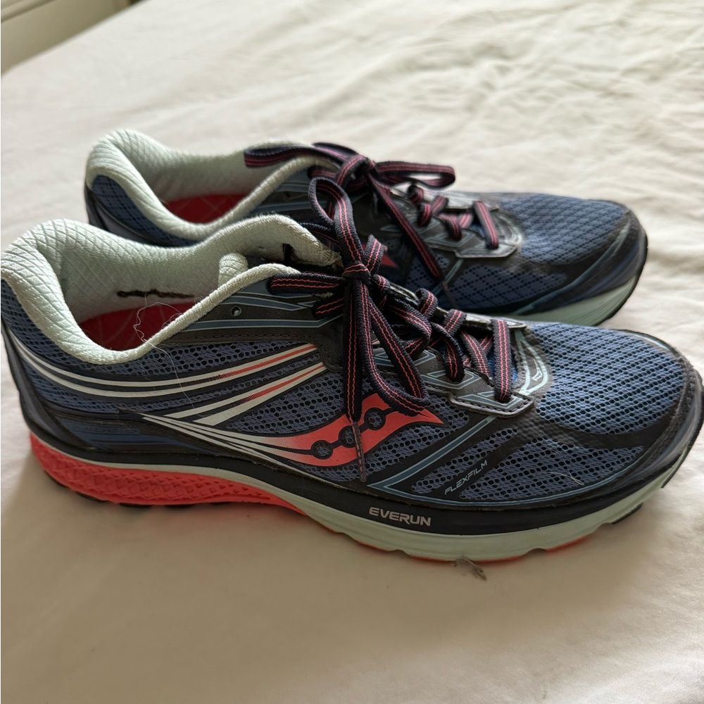 Saucony Womens Running Shoe brand new size 9.